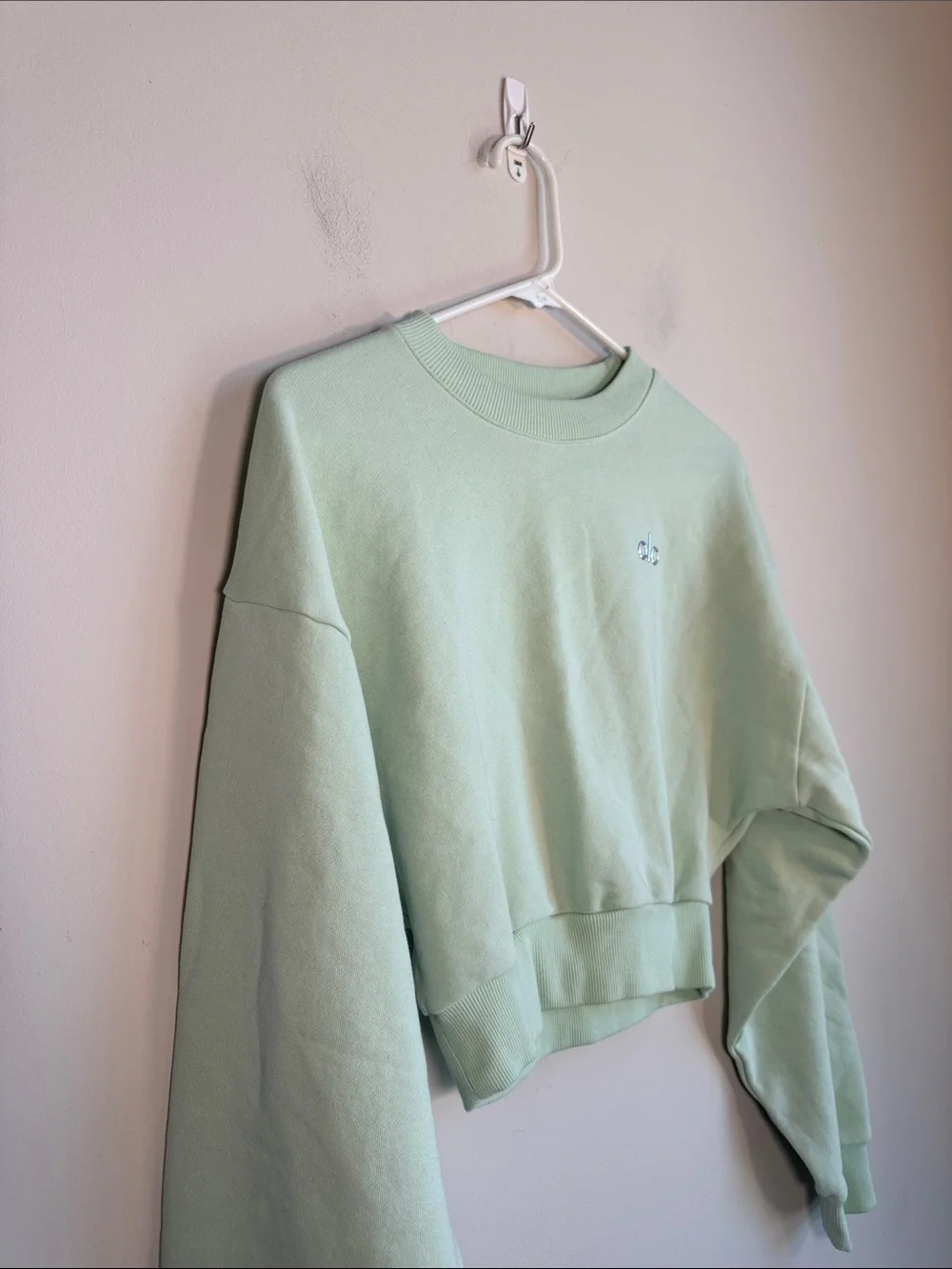 ALO Yoga Cropped Accolade Crewneck in Spearmint - S